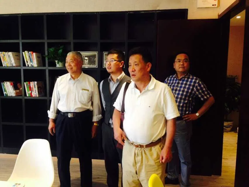 桐庐中学两任校长及一众校友到访苏延参观