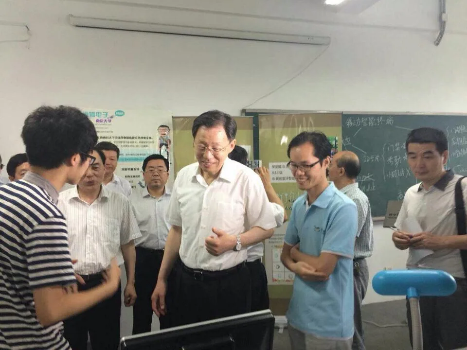 苏延所联席主任陈海挑陪同李学勇省长考察